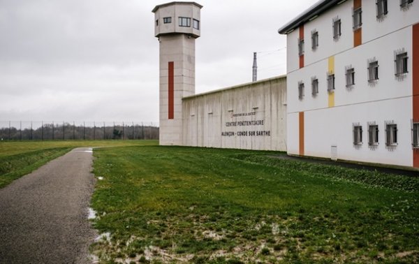 Во Франции заключенный взял в заложники двух надзирателей
