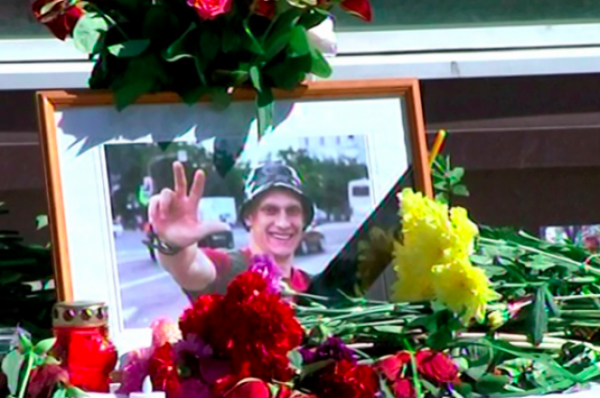 Военные РФ возложили цветы к стихийному мемориалу убитого экс-спецназовца - «Происшествия»