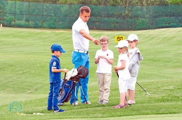 Взять клюшку в руки. В школе гольфа в Куркине детей обучают игре бесплатно - «Политика»