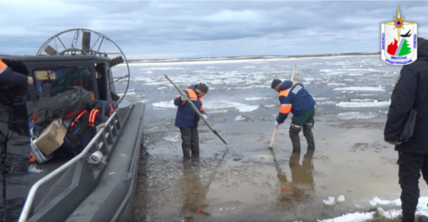 Ямальские спасатели выловили вмерзшее в лед тело