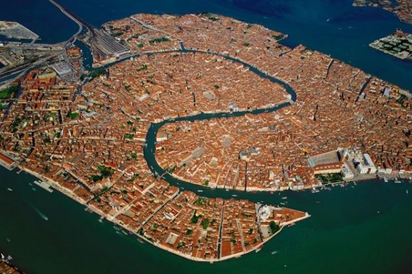 Жители Венеции провели акцию против захода круизных судов в лагуну - «Политика»