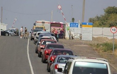 На Донбассе в очередях на КПП застряли 165 авто