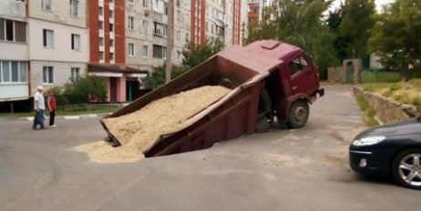 На Киевщине грузовик провалился под землю - «Экономика»