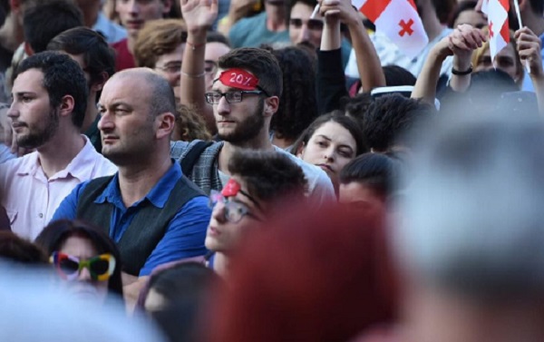 «Нет насилию» — студенты взяли акцию протеста в Грузии в свои руки - «Новости Дня»