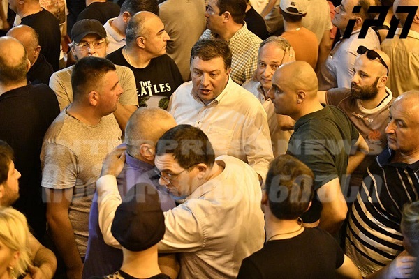 Протестующие в Грузии не принимают оппозиционеров, МВД ждет их на допрос - «Новости Дня»