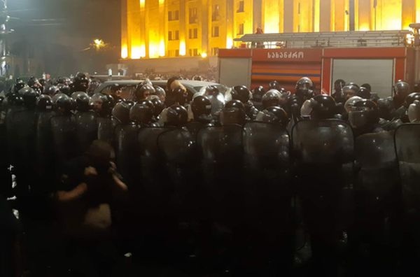 Протесты в Грузии: полиция применила водометы, пострадавших уже 70 - «Новости Дня»