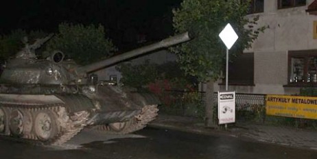 Пьяный поляк прокатился по центру города на танке (видео) - «Происшествия»