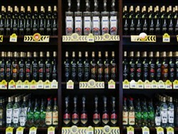 Россиянам решили затруднить покупку алкоголя и сигарет - «Экономика»