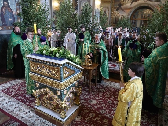 Тульские православные священники в честь Троицы облачились в зеленое