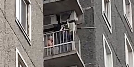 В Днепре пьяный экс-прокурор с подругой стреляли из ружья с балкона многоэтажки (видео) - «Мир»