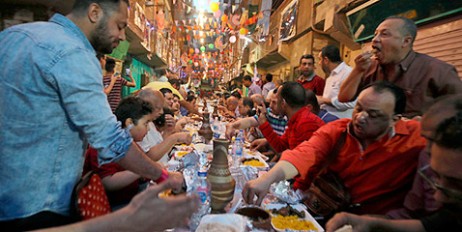 В Египте организовали самый длинный рамаданный стол - «Происшествия»