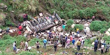 В Индии автобус упал в ущелье, погибли более 40 человек - «Мир»