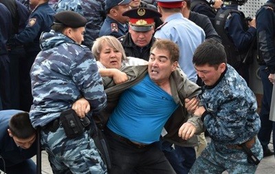 В Казахстане в день выборов задержали около 100 протестующих