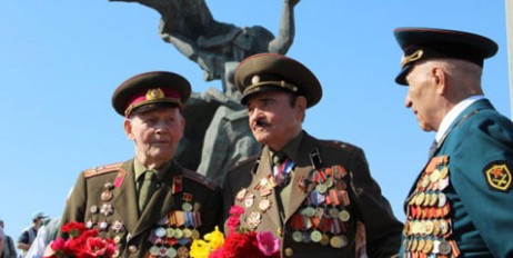 В Латвии решили запретить ношение советской военной формы - «Политика»
