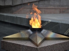 В Нефтеюганске подросток сжег венки у Вечного огня. Он не знает, зачем это сделал - «Военное обозрение»