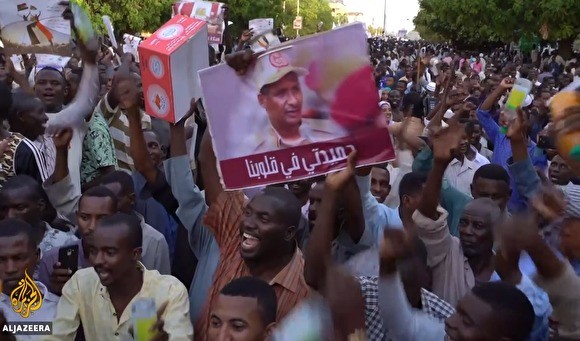 В столице Судана спецназ открыл по протестующим огонь из пулеметов - «Политика»