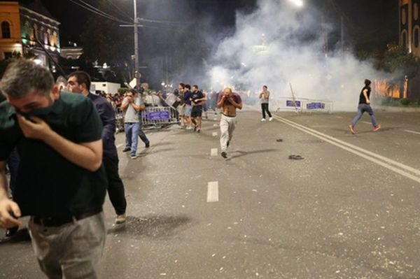 Во время беспорядков в Тбилиси пострадали более 50 человек - «Новости Дня»