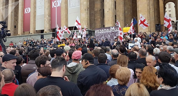В Тбилиси возобновилась акция протеста — страсти накалены - «Новости Дня»