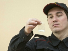 Две трети россиян считают обычной практикой подбрасывание полицией наркотиков - «Военное обозрение»