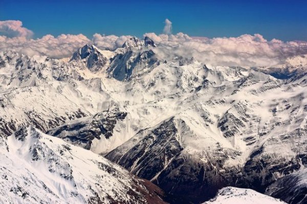 Альпинисту стало плохо при восхождении на Эльбрус на высоте 3850 метров - «Происшествия»