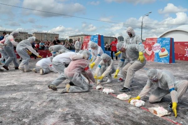 Более 15 тысяч человек сразились в битве тортов в Парке Горького - «Происшествия»