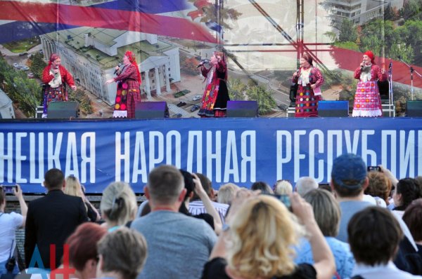 Более полсотни солистов и коллективов из РФ выступили с концертами в ДНР в 2019 году – Русский центр
