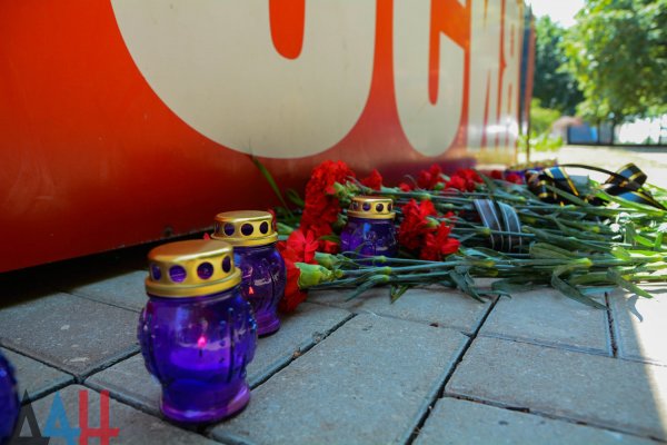 ФОТО: Жители ДНР несут цветы к арт-объекту «Россия» в Донецке в память о погибших российских моряках