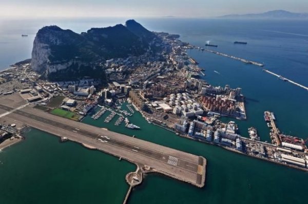 Гибралтар задержал судно, подозреваемое в поставках нефти в Сирию - «Политика»