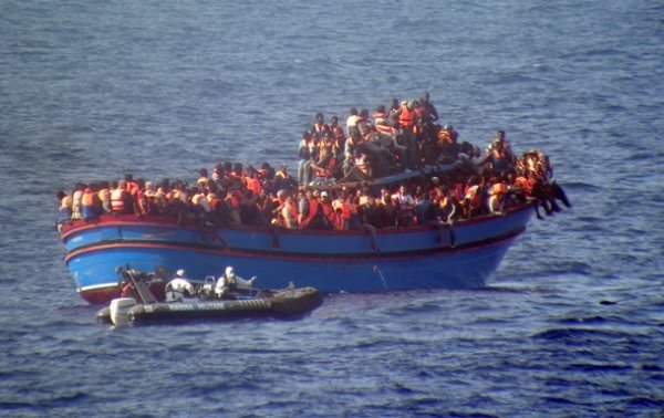 Италия отказалась принять судно со 135 мигрантами
