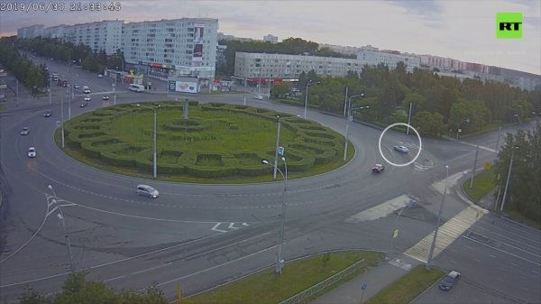 Кузбасский дрифт: водитель Lexus устроил гонки на круговом перекрёстке и врезался в «скорую помощь» - (видео)