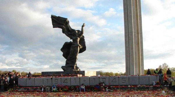 Латышские националисты требуют сноса советских памятников в Риге - «Новости Дня»