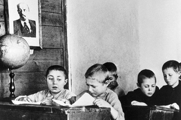 Мальчики — налево. Чем закончился гендерный эксперимент в советской школе? - «Политика»