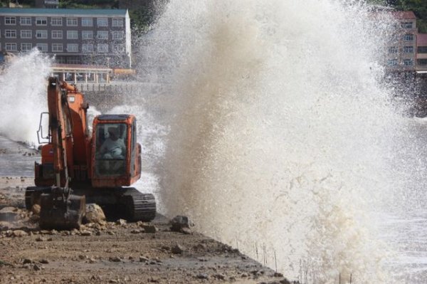 МЧС: на Приморье движется разрушительный тайфун Данас от берегов Японии - «Политика»