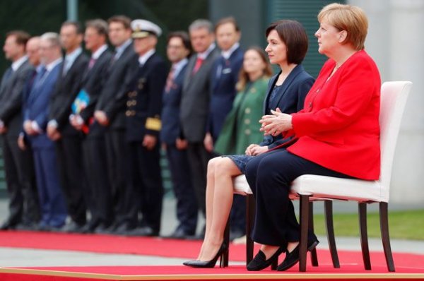 Меркель и премьер Молдавии слушали гимны стран сидя - «Политика»