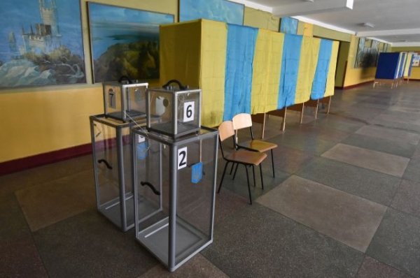 На украинском избирательном участке в качестве сейфа использовали кастрюлю - «Происшествия»