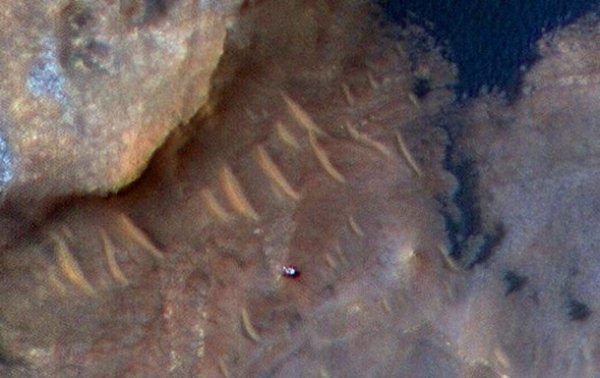 NASA показало Curiosity с орбиты Марса