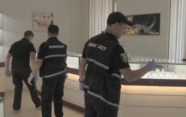 Неудачное ограбление "ювелирки" в Киеве попало на видео - (видео)
