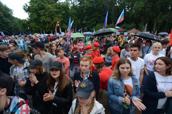 Около 3000 человек собрались в центре Донецка на митинг в поддержку акции «Выбор Донбасса»