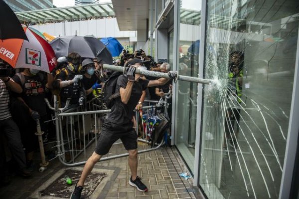 Парламент Гонконга на две недели отменил заседания после погрома - «Политика»