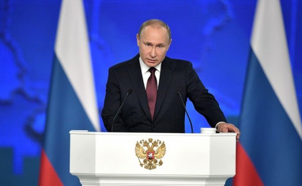 Песков назвал выход Путина к людям обычной практикой