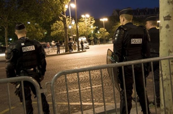 Полиция Парижа применила слезоточивый газ против болельщиков сборной Алжира - «Политика»
