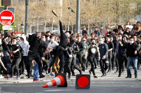 После парада в честь взятия Бастилии на улицы Парижа вышли протестующие - «Политика»
