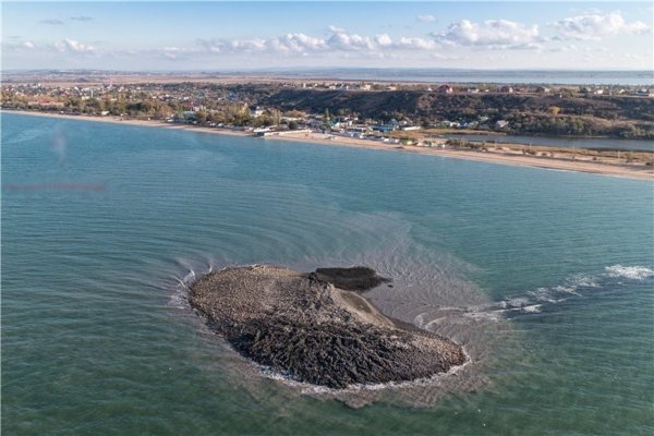 Самый большой остров из грязи бесследно исчез в море - «Экономика»