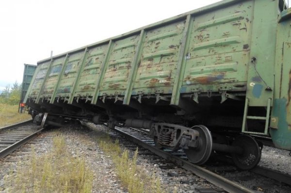 СК возбудил дело после схода с рельсов 23 вагонов грузового поезда в Коми - «Происшествия»