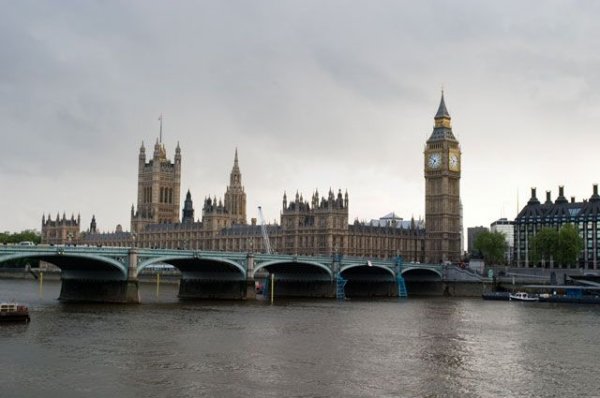 Судно с туристами врезалось в Вестминстерский мост в Лондоне - «Происшествия»