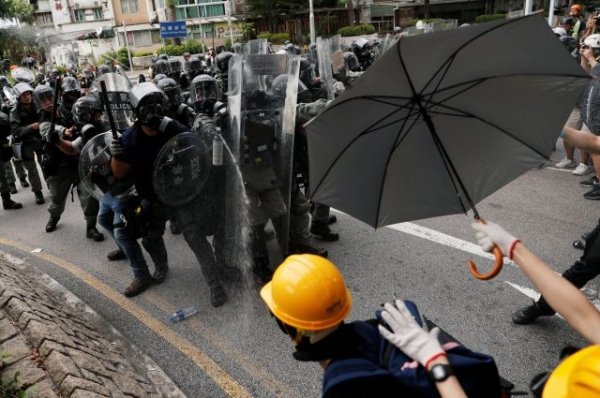 Тысячи человек нарушили запрет полиции и вышли на акцию протеста в Гонконге - «Политика»