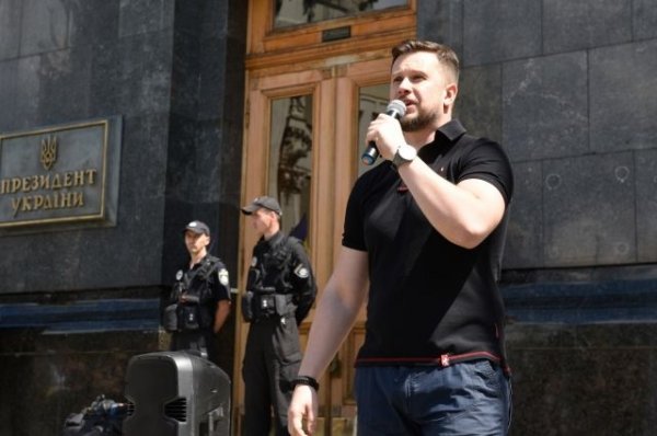 У здания канала NewsOne националисты устроили митинг против телемоста с РФ - «Политика»