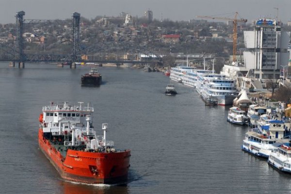 Украинский моряк прыгнул за борт с чемоданом и поплыл к российскому берегу - «Происшествия»