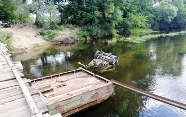 В Черниговской области автомобиль упал с моста в реку