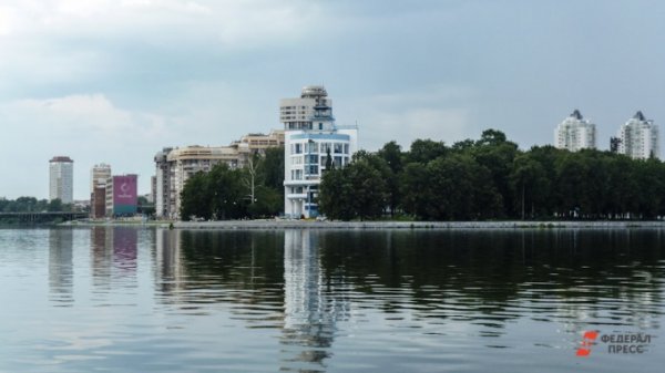 В Екатеринбурге масляное пятно плавает в городском пруду